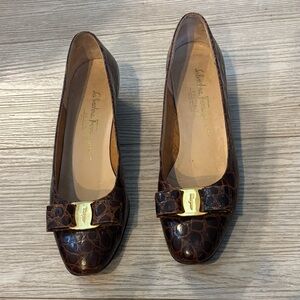 Salvatore Ferragamo Vara pumps in brown, crocodile-embossed leather size 9